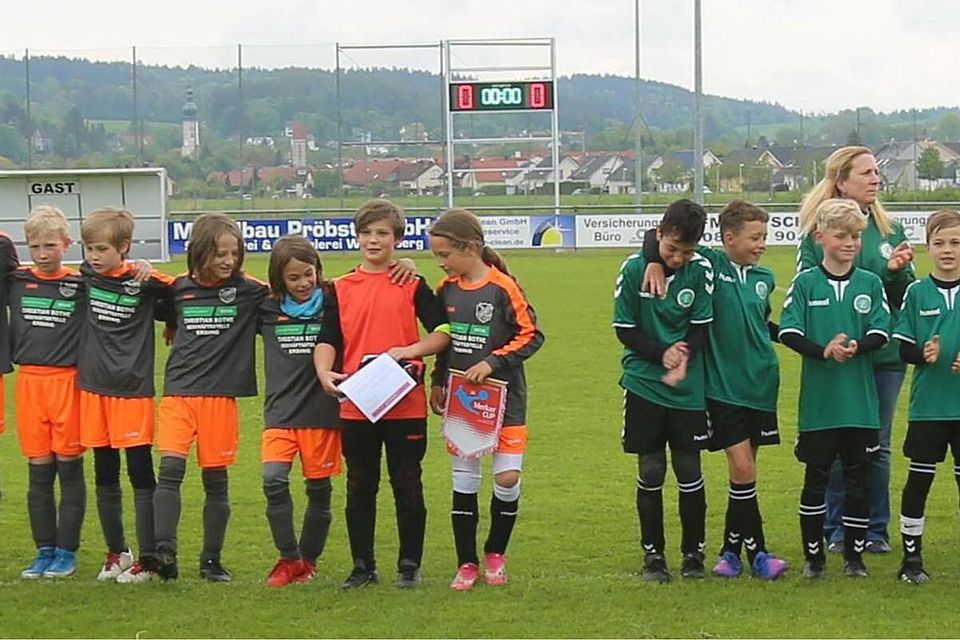Die Teams der Vorrunden-Gruppe 2 (v. l.): TuS Oberding, FC Langengeisling, FC Erding, TSV Wartenberg.