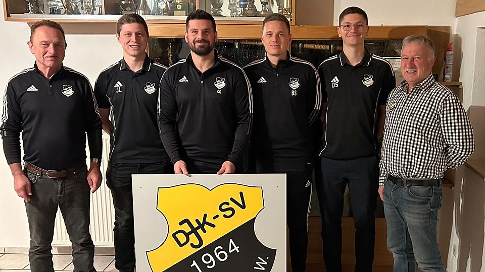 Von links nach rechts: Abteilungsleiter Alfons Endl, Julian Luger, Christoph Goldschmidt, Sebastian Sattler, 2. Vorstand Dominik Schopf und Vorstand Josef Fehrer