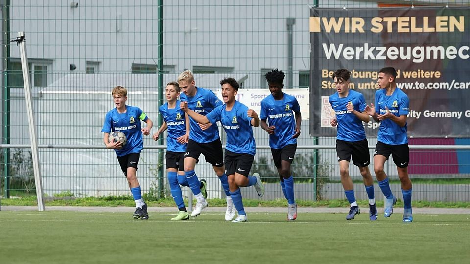 Jubel bei den C-Junioren der Trierer Eintracht: Nach schwachem Saisonstart gelang nun der zweite Sieg im sechsten Spiel. Dieser verschafft dem blau-schwarz-weißen Nachwuchs Luft im Kampf gegen den Abstieg.