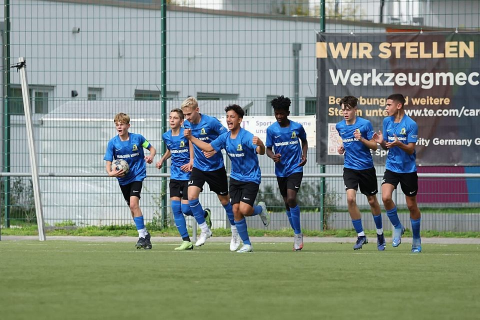 Jubel bei den C-Junioren der Trierer Eintracht: Nach schwachem Saisonstart gelang nun der zweite Sieg im sechsten Spiel. Dieser verschafft dem blau-schwarz-weißen Nachwuchs Luft im Kampf gegen den Abstieg.