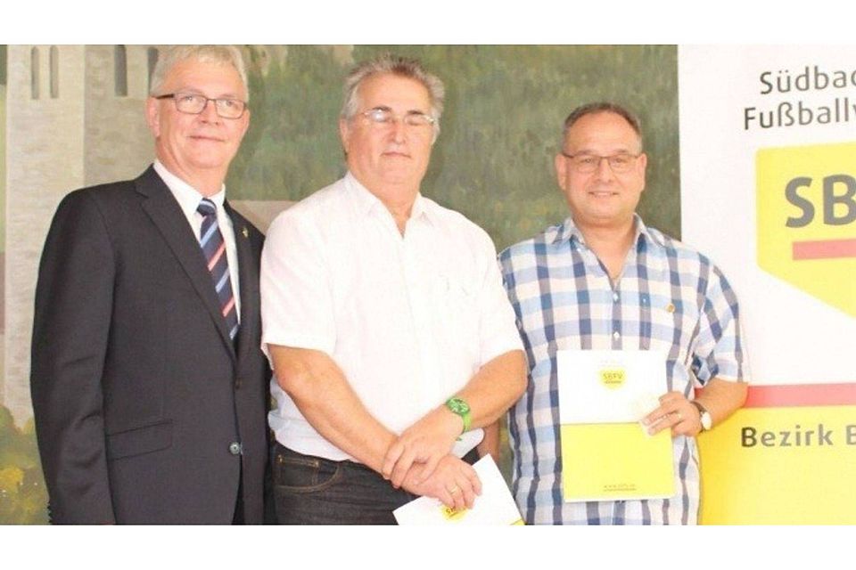 Robert Joos (Mitte) und Alfred Ptak (re.) erhielten vom Bezirksvorsitzenden Konrad Matheis (links) die Goldene Ehrennadel.  Foto: kha