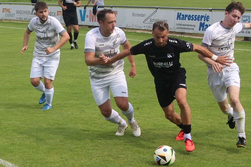 Hiltenfingens Daniel Jakob und Thomas Doll (weiße Trikots) attackieren den Kissinger Nikolaos Pitsias.