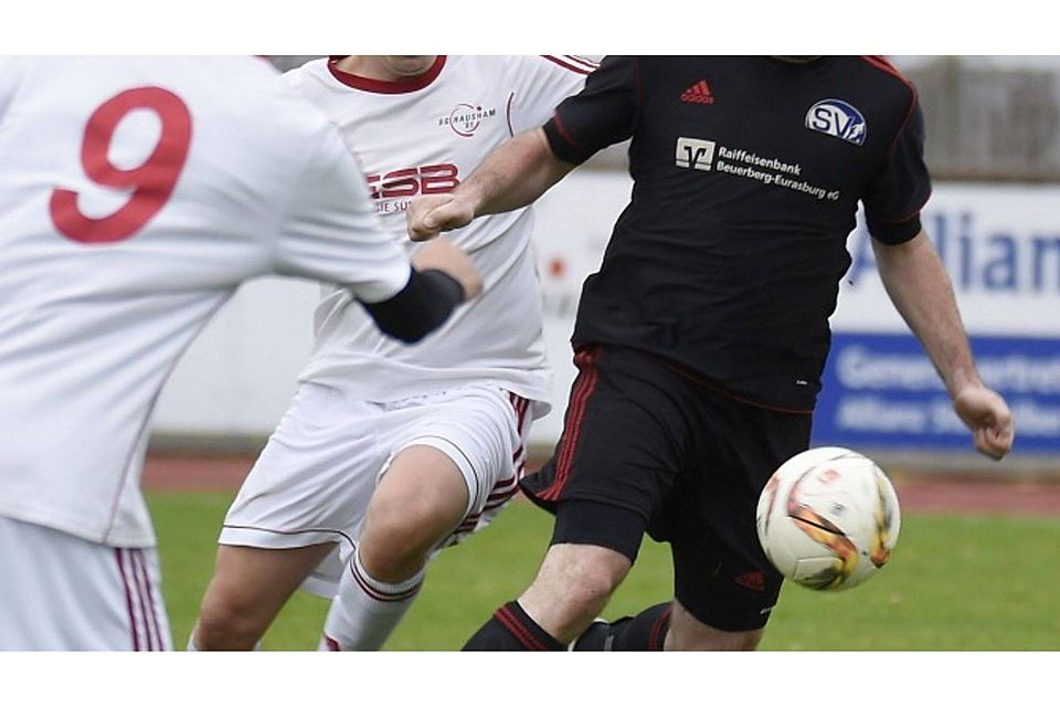 3:3 endete das Hinspiel zwischen der SG Hausham (in Weiß) und dem SV Eurasburg-Beuerberg. Thomas Plettenberg