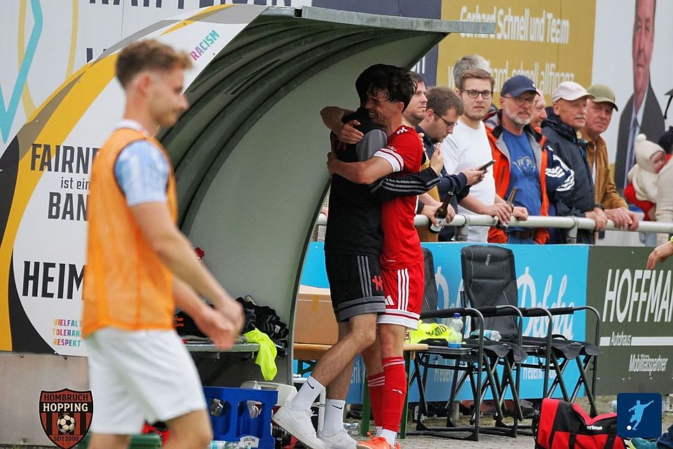 Nach dem Abpfiff liegen sich Trainer Max Hartmann und Bruder Tim Hartmann in den Armen. Nach dem Abpfiff liegen sich Trainer Max Hartmann und Bruder Tim Hartmann in den Armen.