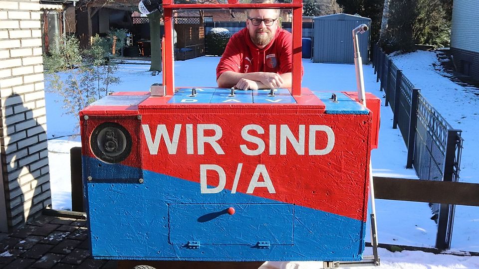 Felix Schäfer hinter seinem 2010 selbst gebauten Bollerwagen, der bei Heimspielen der Spielvereinigung Drochtersen/Assel IV auch als Verkaufswagen dient.