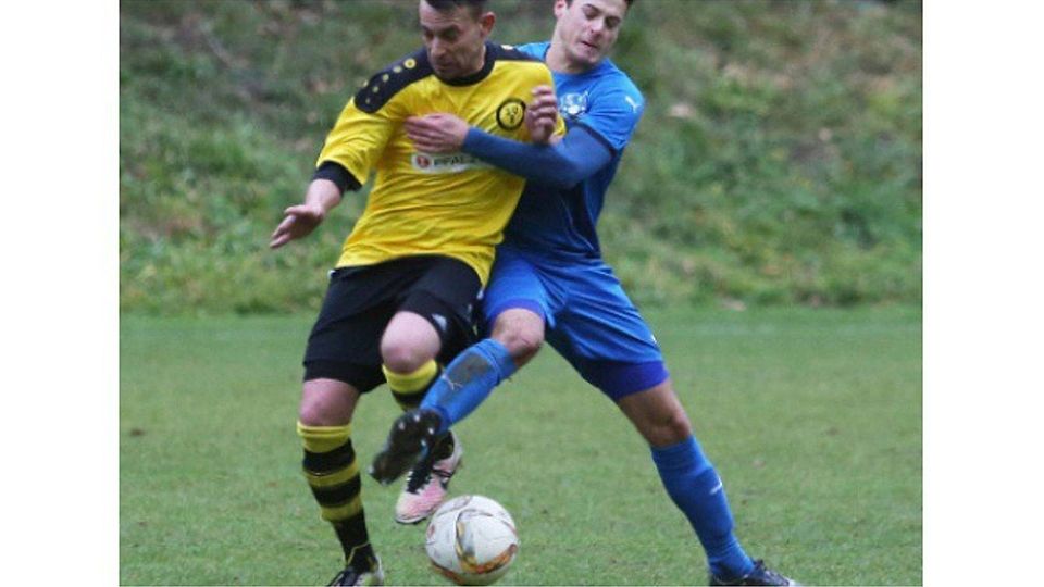 Battweiler-Reifenberg um Andy Platz (li.), hier attackiert vom Großsteinhauser Patrick Wolf, will den Abstand nach unten vor der Winterpause noch vergrößern. Foto: Marco Wille