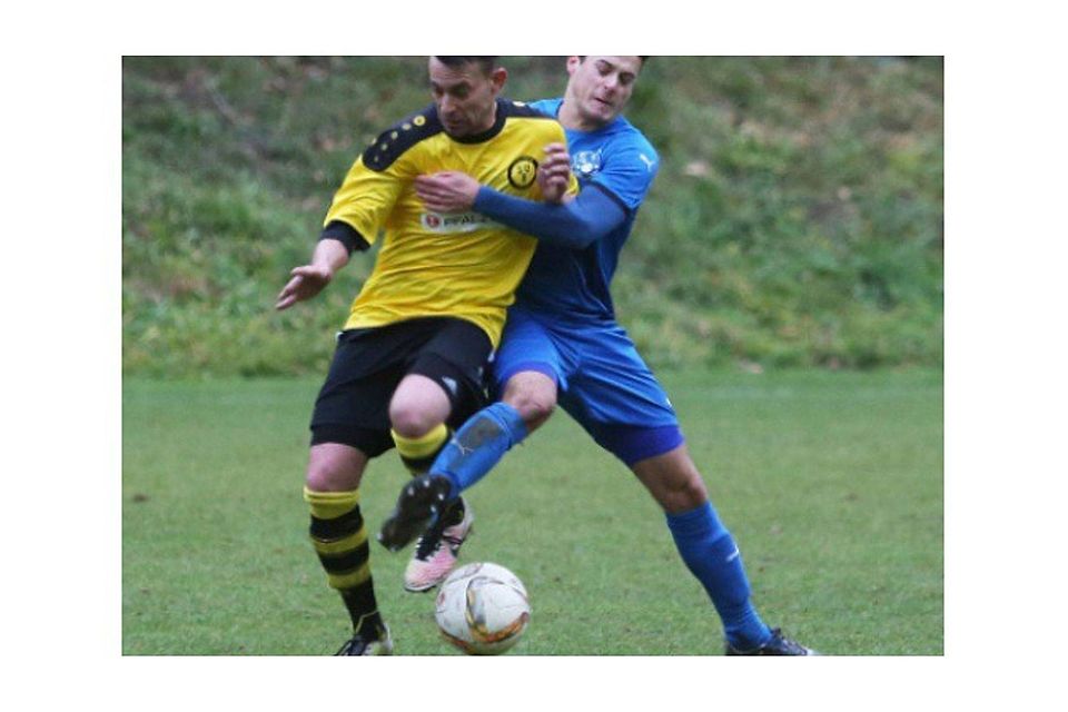 Battweiler-Reifenberg um Andy Platz (li.), hier attackiert vom Großsteinhauser Patrick Wolf, will den Abstand nach unten vor der Winterpause noch vergrößern. Foto: Marco Wille