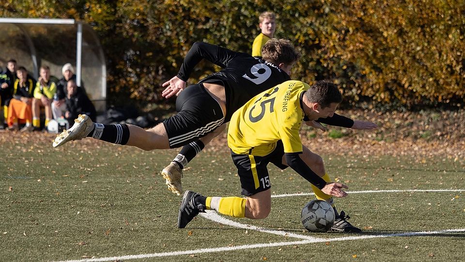 Großen Kampf auf kleinem Feld zeigten Grafings (gelb) Tobias Hainthaler und FC-Flieger Leon Kümmel.