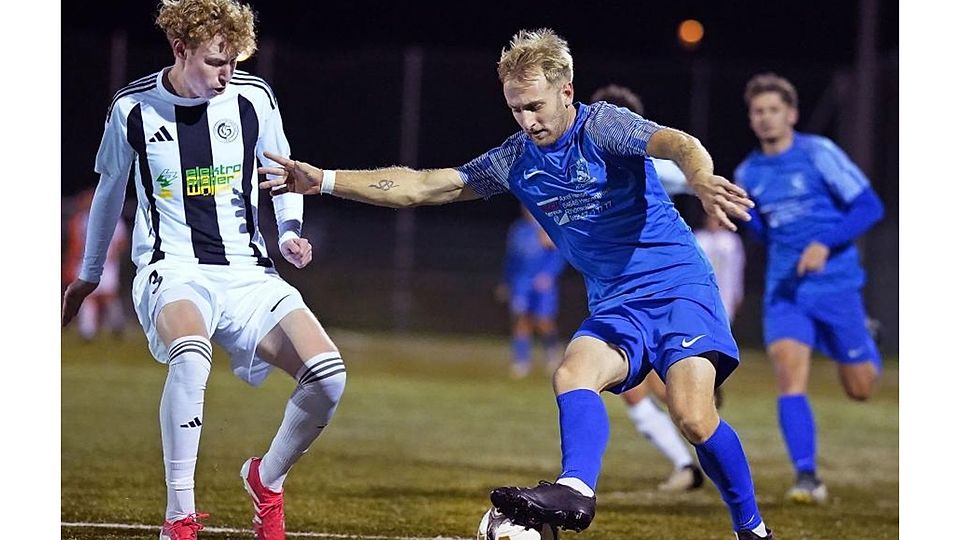 Der TSV Günterfürst, hier Verteidiger Joshua Strater (links) gegen Fränkisch-Crumbachs Johannes Stieme, kommt immer besser in Form.