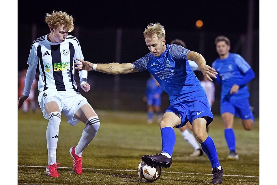 Der TSV Günterfürst, hier Verteidiger Joshua Strater (links) gegen Fränkisch-Crumbachs Johannes Stieme, kommt immer besser in Form.