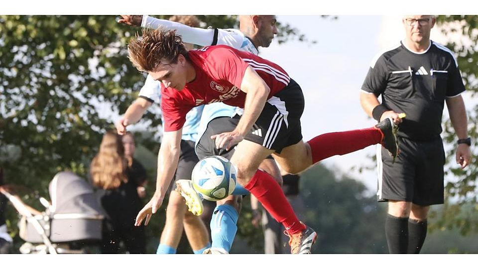 Erstmals in dieser Saison zu Fall gebracht werden Leonhard Omar (vorne) und der TV Dornholzhausen in der Fußball-B-Liga Wetzlar. Unter Leitung von Schiedsrichter Mario Kuca (r.) behält Aufsteiger TSV Albshausen um Cedric Peldzius mit 2:1 die Oberhand. © Steffen Bär