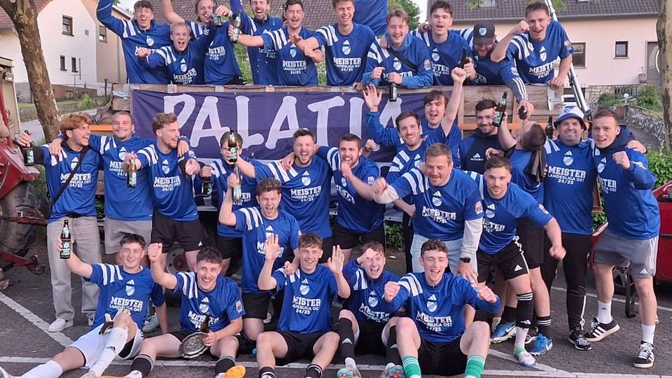 Der Meister FC Palatia Limbach reiste per Traktor nach Kirkel an