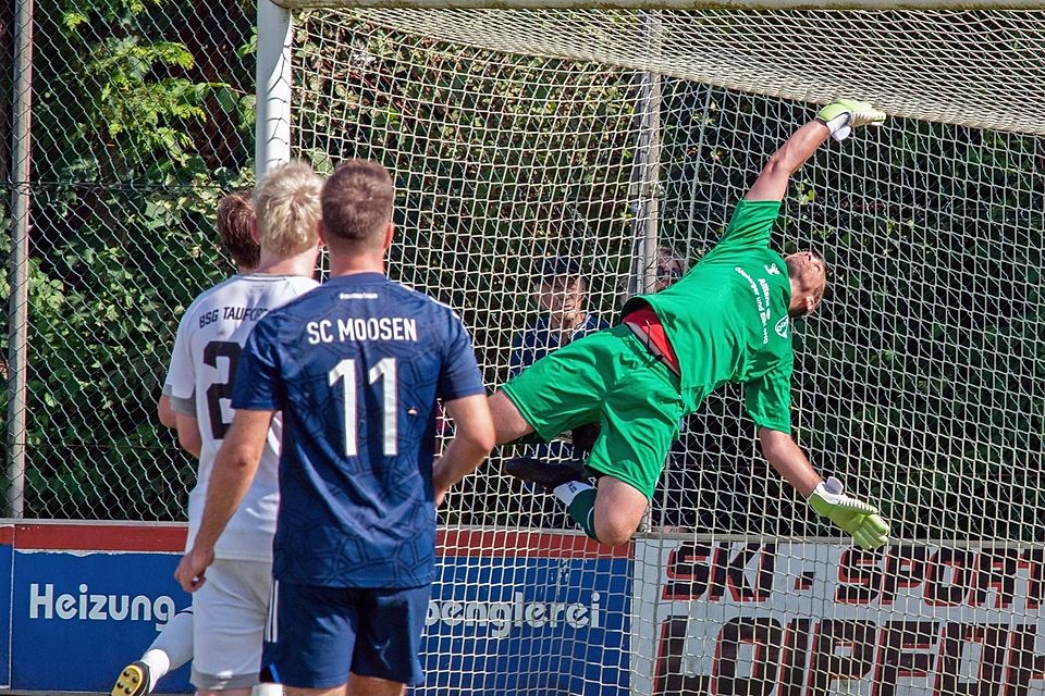 Ordentlich strecken muss sich heute Abend die BSG um Torwart und Spielertrainer Florian Leininger.