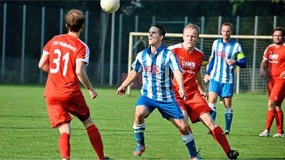 Vierfacher Torschütze gegen Ankum II: Achmers Julian Bury (vorne, in Blau). Hier im Spiel gegen Wallenhorst II. Archivfoto: Rolf Kamper