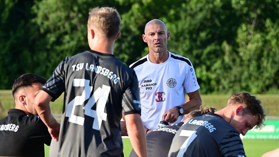 2013 holte Alexander Schmidt den heutigen Kapitän und Sportdirektor der SpVgg zu 1860 München in die 2. Liga. Auch Sven Bender trainierte er bei den Löwen.