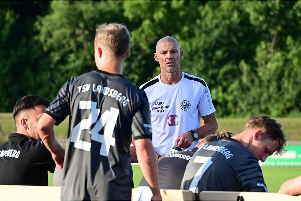 2013 holte Alexander Schmidt den heutigen Kapitän und Sportdirektor der SpVgg zu 1860 München in die 2. Liga. Auch Sven Bender trainierte er bei den Löwen.