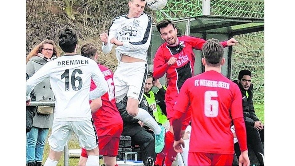 Wegberg-Beeck II – Dremmen 3:0: Dremmens Sascha Hochgreef gewinnt das „ungleiche“ Luftduell gegen Jonas Symes. Foto: Royal