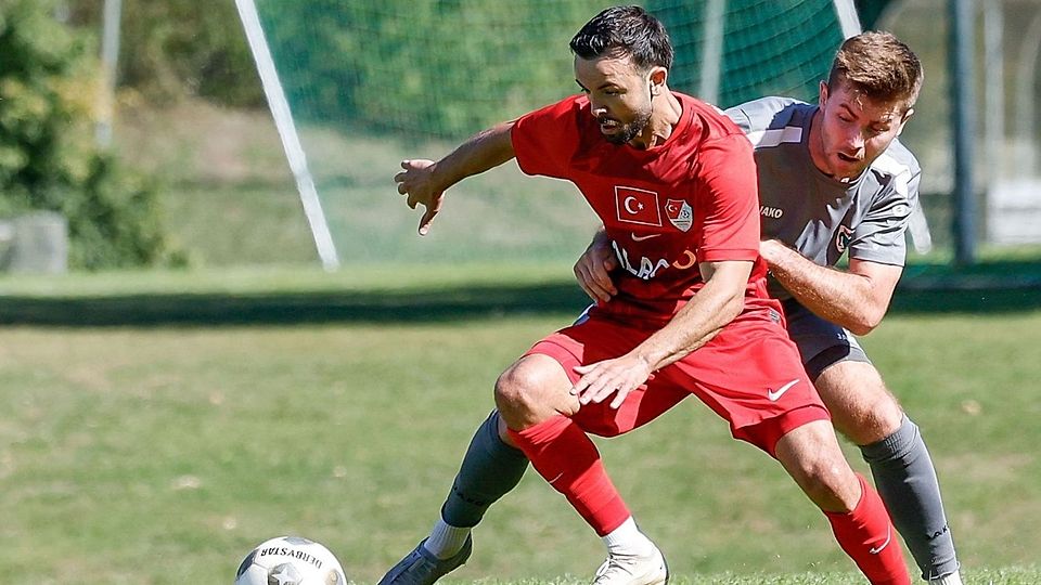 Türkgücü München (rotes Trikot) bezwang den SV Aubing.