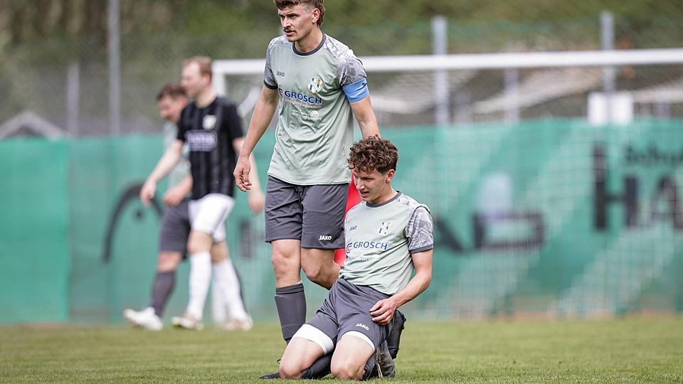 Maximilian Tafertshofer (l.) mit Jonas Streicher - Fußball - Kreisliga 1 - Saison 2024/25 - SV Polling (SVP) - im Derby gegen die SG Hungerbach aus Huglfing und Oberhausen
