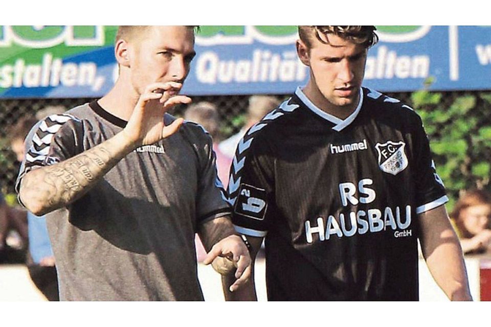 So viel fehlt noch zur Tabellenführung: Der verletzte FCPSpielertrainer Tobias Strobl und Andreas Götz. F: MKO