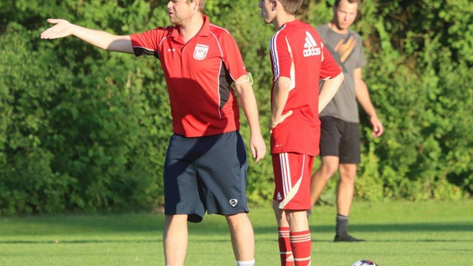 „So stell’ ich mir das vor“: Peißenbergs Coach Florian Heringer (links) bei einer Übungseinheit mit der Mannschaft. 