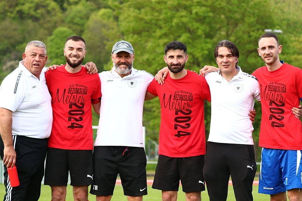 Zwei der Macher des Erfolgs beim FC Kosova: Trainer Enkel Alikaj (2.v.r.) und Sportchef Armando Zani (3.v.l.).