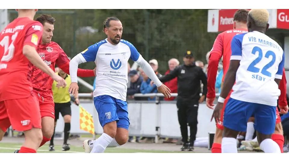 Spielertrainer Oliver Schmidt (Mitte, hier im Trikot des VfB Marburg) gastiert am Mittwoch mit dem SV Bauerbach bei der Reserve seines langjährigen Vereins SC Waldgirmes. © Steffen Bär