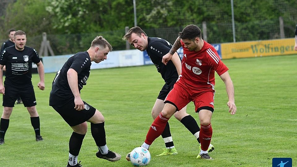 Das 0:0 zwischen dem VfB Mantel (in Schwarz) und dem FC Dießfurt (in Rot) ist für beide Mannschaften zu wenig im Abstiegs- und Aufstiegskampf.