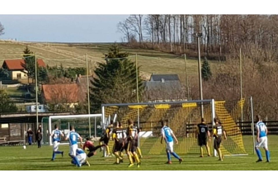 Der SV Lichtenberg (blaue Spielkluft) ist seiner Favoritenrolle im Achtelfinale des Mittelsachsen-Pokals gerecht geworden und zwang den Bobritzscher SV mit 4:1-Toren in die Knie. F: Danny Beier