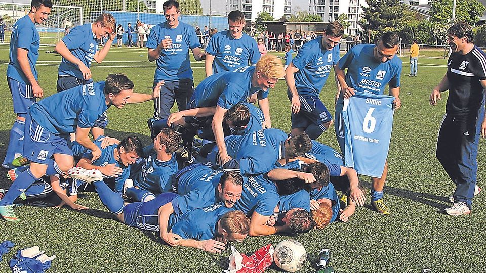 Jubel, Meister-Shirts und Spaßgetränke: Die Fußballer des TSV Schott feiern Titel und Oberliga-Aufstieg. Foto: hbz/Harry Braun