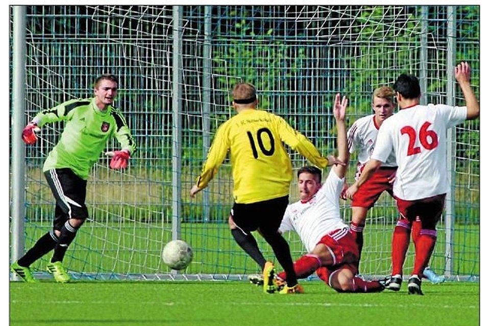 Wie schon beim Turnier in Bergheim, so wollen Thomas Tomanek (Nummer 10) und der 1. FC Niederkassel auch in der Meisterschaft gegen die SF Troisdorf 05 gewinnen. Foto: Wolfgang Henry