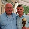 Vorsitzender Erich Süßl (links) und Trainer Franz Jaeger setzen auf die mannschaftliche Geschlossenheit der erfolgreichen Kreisligatruppe          Foto: -by-