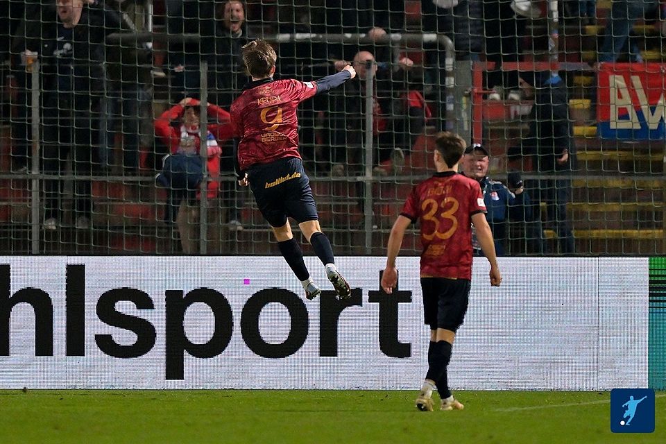 Top-Joker: Jeroen Krupa (in der Luft) traf für die Hachinger kurz nach seiner Einwechslung zum entscheidenden 1:0.