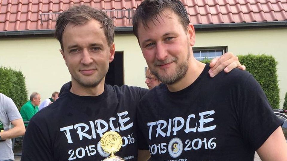 Mit dem passenden Shirt ausgestattet feierte Stephan Lange (links) das Triple von TuS Sachsenhausen II.