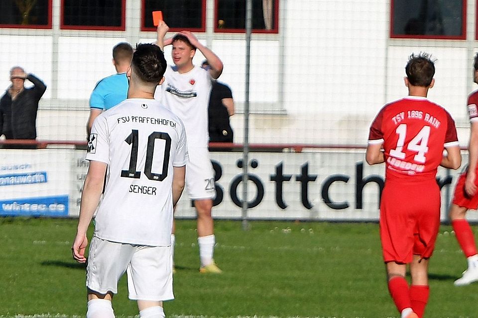 Der FSV Pfaffenhofen kassierte im Spiel gegen Rain eine frühe Rote Karte,