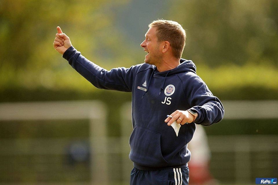 Ruwertals Trainer Jan Stoffels und sein Spieler Hans Schulz sahen den roten Karton. Ruwertals Trainer Jan Stoffels und sein Spieler Hans Schulz sahen den roten Karton.