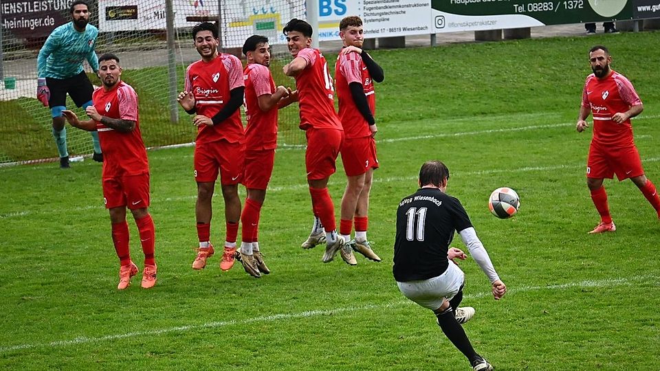 Daniel Steck (11) traf zwar per Freistoß für die SpVgg Wiesenbach, doch es war das einzige Mal, dass die Mauer von Türk Gücü Lauingen lückenhaft war.