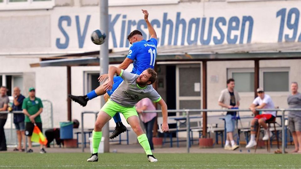 Joey Gutschalk (VfB Lampertheim, vorn) bittet Loris Schmitt (SV Kirschhausen) zur Turnübung. Die Lampertheiner siegten beim SVK mit 4:0. 	Foto: Dagmar Jährling