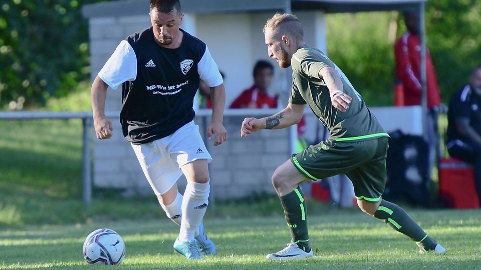 Nias Serra (links) setzt sich in der ersten Runde des Kreispokals mit der SKG Walldorf gegen den SV Raunheim (rechts Robert-Ciprian Beldiman) im Elfmeterschießen durch.      