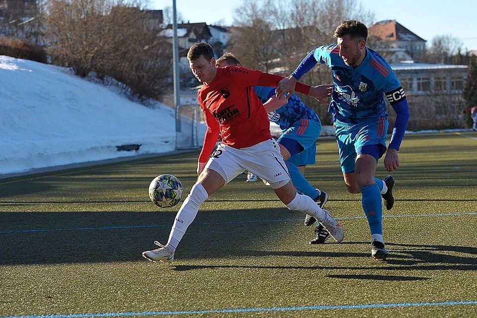 Manuel Karl (am Ball, hier im Test gegen die SpVgg Osterhofen) und der TSV Waldkirchen wollen Platz eins in der Bezirksliga Ost verteidigen.