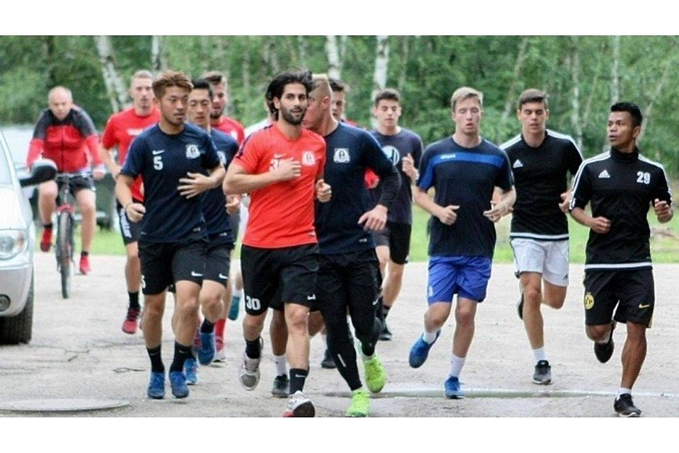 Die Neuen voran, der Coach mit dem Fahhrad hinterher: Trainingsauftakt bei Optik RathenowFoto: Kay Harzmann Die Neuen voran, der Coach mit dem Fahhrad hinterher: Trainingsauftakt bei Optik RathenowFoto: Kay Harzmann