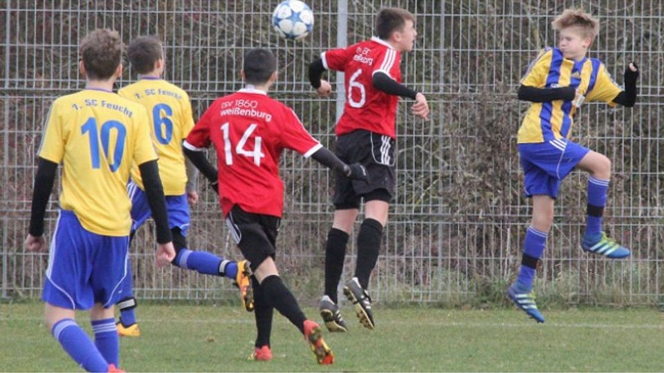 Enges Match: Die Weißenburger U15 (in Rot) gewann knapp mit 1:0 gegen Feucht. F: Uwe Mühling