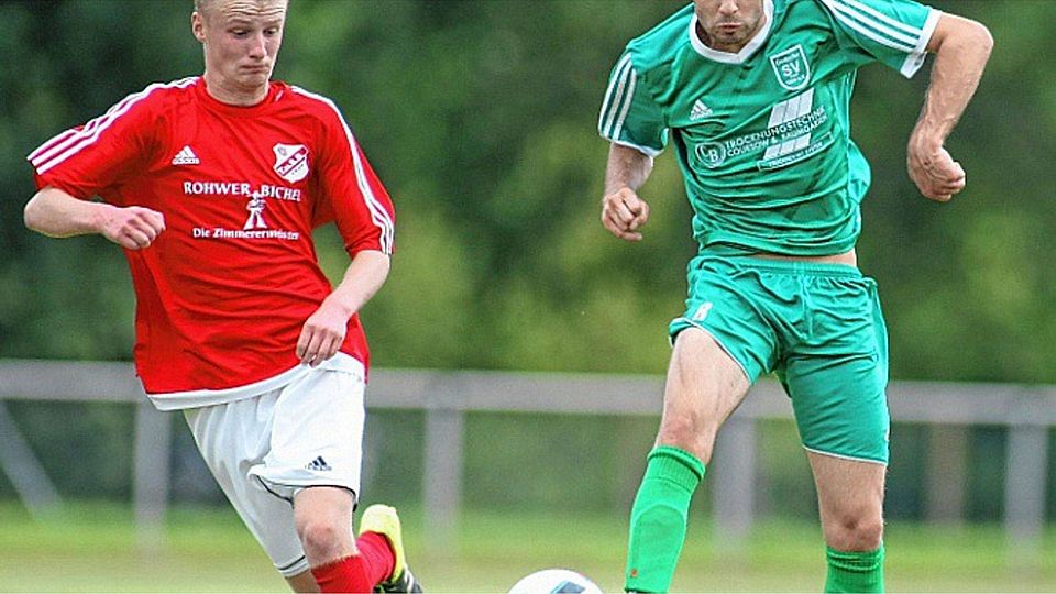 Offensivspieler Nils Schulz (re.) ist einer von vier Osdorfern, deren Einsätze in Jevenstedt fraglich sind.dve