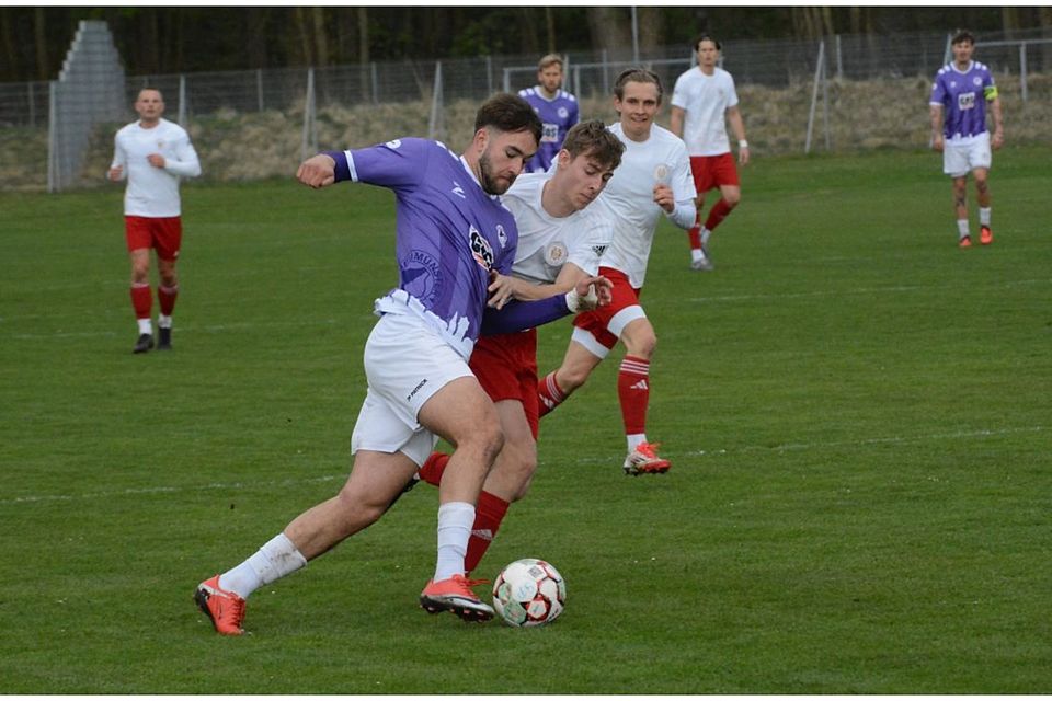 Emanuel Carvalho (VfR Neumünster) gegen Marvin Müller (Oldenburger SV).