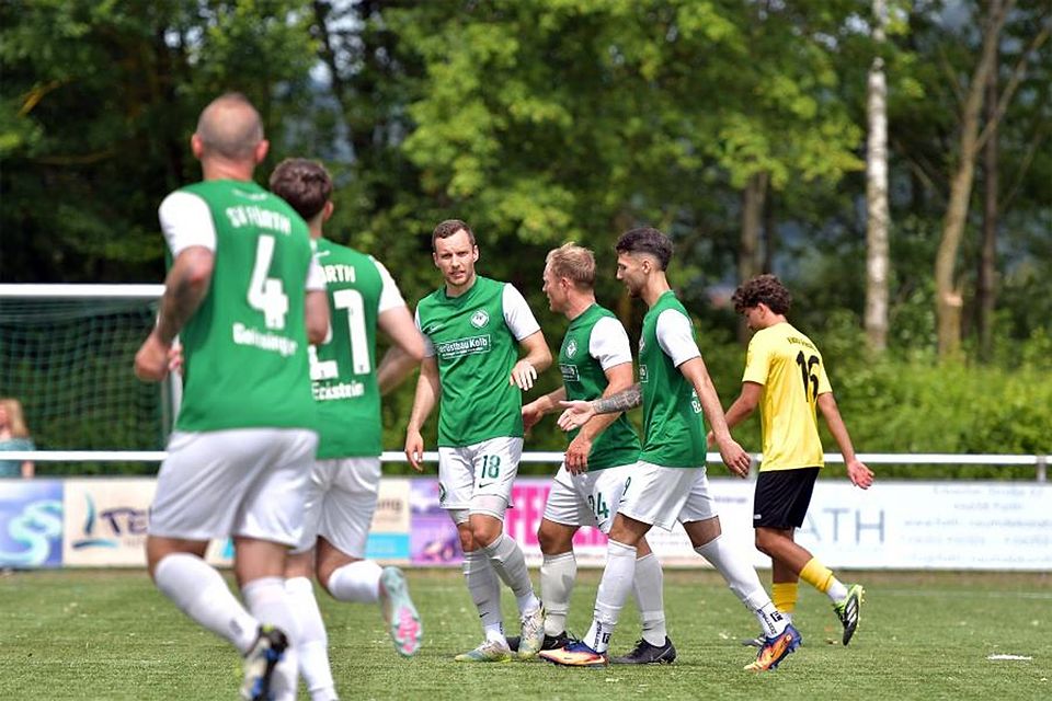 Lars-Eric Schwinn (Mitte) trifft in den ersten 20 Minuten dreimal für den SV Fürth im finalen Gruppenliga-Heimspiel gegen Viktoria Griesheim. Die Fürther siegten 4:3 und können via Relegation noch den Klassenerhalt schaffen.	Foto: Dagmar Jährling.