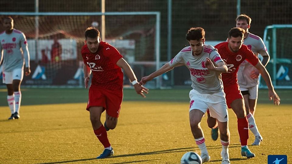 Für den 1. FC Niederkassel und Blau-Weiß Friesdorf könnten die Rechenspiele rund um den Bezirksliga-Aufstieg nochmal interessant werden.