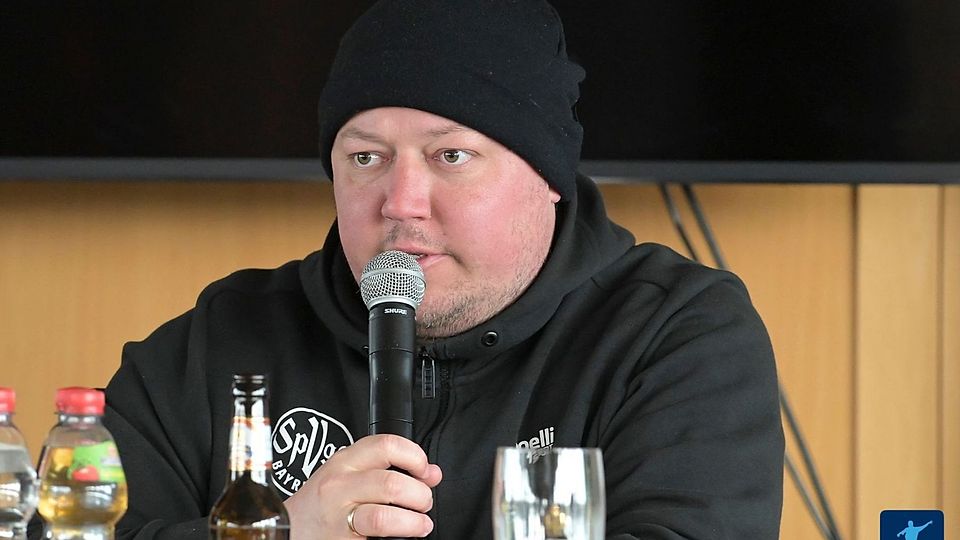 Machte einen sympathischen Eindruck auf der Pressekonferenz in Hankofen, gab sich aber auch nachdenklich: Bayreuths Coach Lukas Kling. 