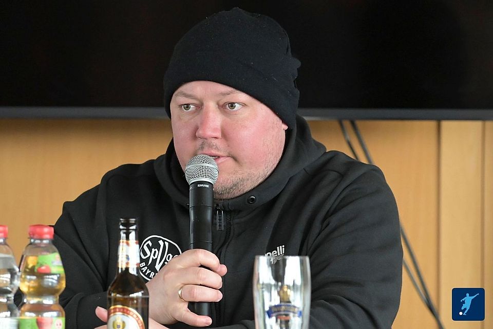 Machte einen sympathischen Eindruck auf der Pressekonferenz in Hankofen, gab sich aber auch nachdenklich: Bayreuths Coach Lukas Kling. 