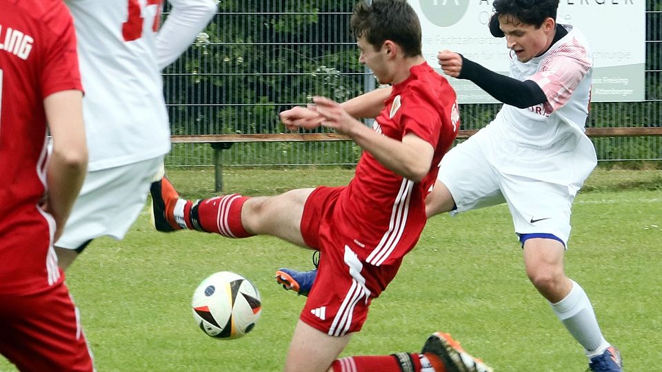 Beide warfen sich voll rein: Die SpVgg Zolling um Benedikt Huber (rot) und der SV Marzling um Pablo Arevalo-Hölscher trennten sich nach einem kampfbetonten Spiel mit 1:1.
