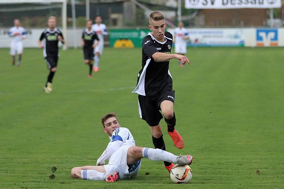 Julian Bittner (in schwarz) feiert sein Debüt für Dessau 05 in der Elf des Spieltags    (F. Björn Reinhardt)
